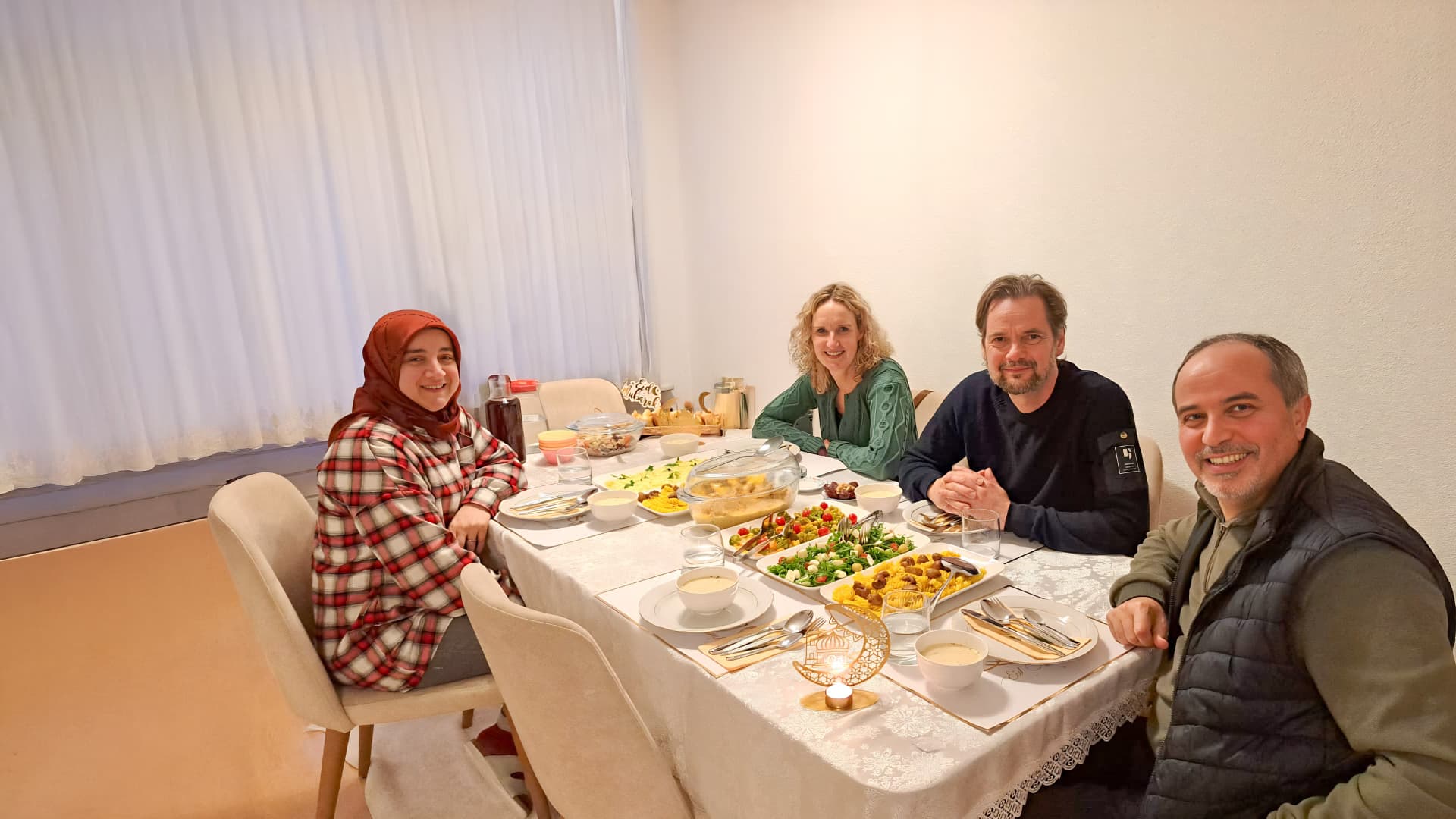 Mensen die samen eten tijdens Iftar